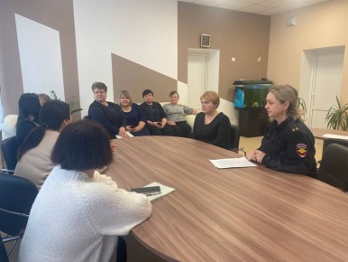 Сотрудники Госавтоинспекции Мангуша встретились с педагогическим составом общеобразовательных организаций Мангушского муниципального округа