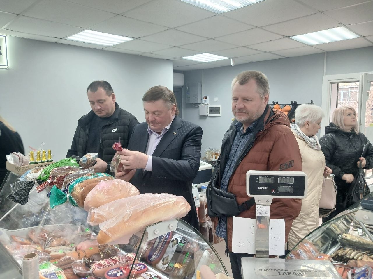 Рейд по объектам торговли. В рамках осуществления партийного проекта «Народный контроль» Единой России, 26 марта был проведен рейд по торговым объектам городского округа Енакиево, в котором приняли участие представители... Рейд по объектам торговли. В рамках осуществления партийного проекта «Народный контроль» Единой России, 26 марта был проведен рейд по торговым объектам городского округа Енакиево, в котором приняли участие представители...