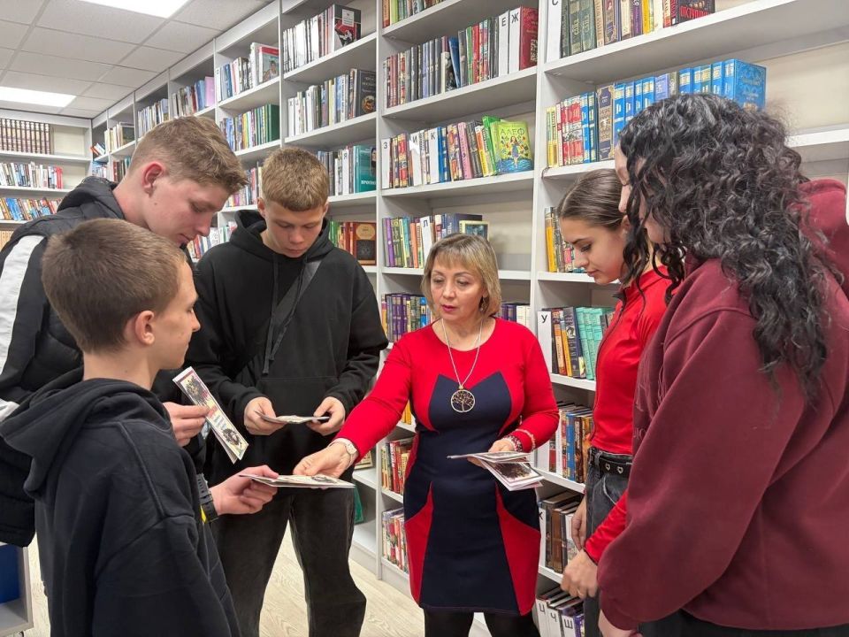 Сквозь призму книг: в Мангушской центральной библиотеке обсудили, как победить зло XXI века Сквозь призму книг: в Мангушской центральной библиотеке обсудили, как победить зло XXI века