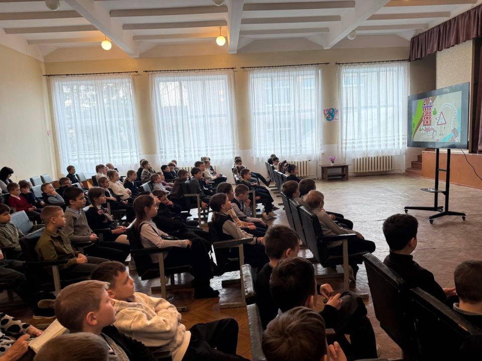 В рамках партийного проекта "Безопасные дороги" главный специалист отдела молодежной политики Администрации городского округа Харцызск Анна Христофорова провела лекцию с обучающимися младшего школьного звена в ГБОУ "СШ №... В рамках партийного проекта "Безопасные дороги" главный специалист отдела молодежной политики Администрации городского округа Харцызск Анна Христофорова провела лекцию с обучающимися младшего школьного звена в ГБОУ "СШ №...
