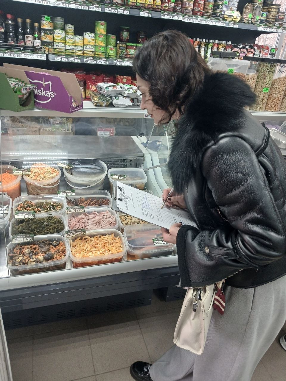 Рейд по объектам торговли. В рамках осуществления партийного проекта «Народный контроль» Единой России, 26 марта был проведен рейд по торговым объектам городского округа Енакиево, в котором приняли участие представители... Рейд по объектам торговли. В рамках осуществления партийного проекта «Народный контроль» Единой России, 26 марта был проведен рейд по торговым объектам городского округа Енакиево, в котором приняли участие представители...