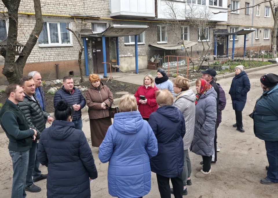 Руководитель управы Куйбышевского района Иван Адамец совместно с депутатами Донецкого городского совета Германом Полуниным, Сергеем Остапенко, Валерием Солодовниковым и представителями коммунальной сферы провел встречу с... Руководитель управы Куйбышевского района Иван Адамец совместно с депутатами Донецкого городского совета Германом Полуниным, Сергеем Остапенко, Валерием Солодовниковым и представителями коммунальной сферы провел встречу с...