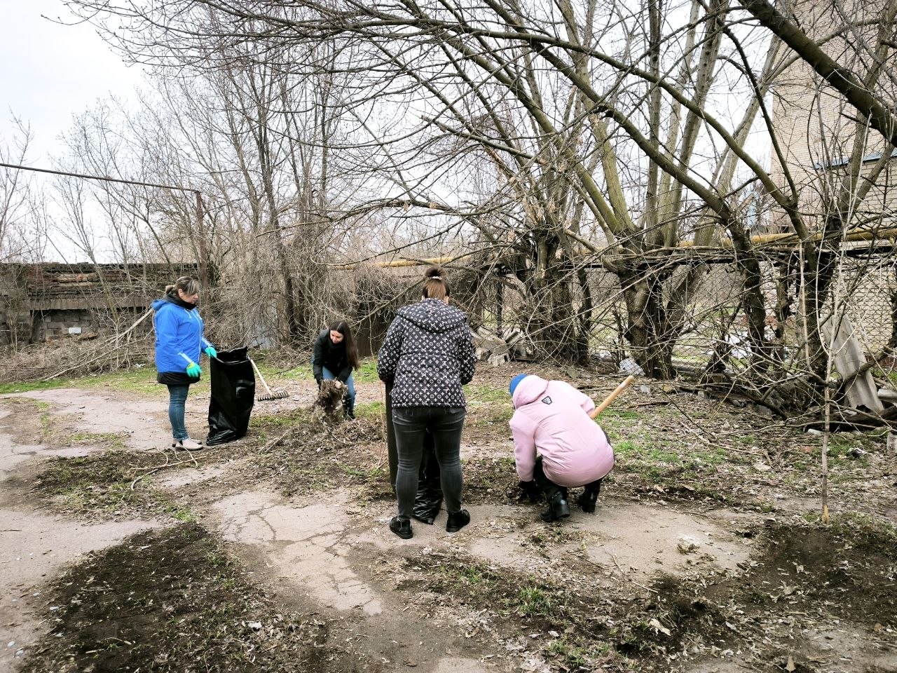 В еженедельной экологической акции «Чистый четверг» приняли активное участие сотрудники Управы Ленинского внутригородского района Администрации городского округа Донецк и активисты партии «Единая Россия» В еженедельной экологической акции «Чистый четверг» приняли активное участие сотрудники Управы Ленинского внутригородского района Администрации городского округа Донецк и активисты партии «Единая Россия»