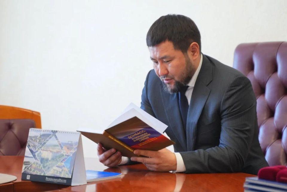 «Проявляют живой интерес»: в Якутске презентовали книгу о воссоединении Донбасса с Россией «Проявляют живой интерес»: в Якутске презентовали книгу о воссоединении Донбасса с Россией