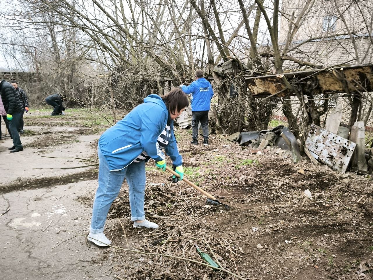 В еженедельной экологической акции «Чистый четверг» приняли активное участие сотрудники Управы Ленинского внутригородского района Администрации городского округа Донецк и активисты партии «Единая Россия» В еженедельной экологической акции «Чистый четверг» приняли активное участие сотрудники Управы Ленинского внутригородского района Администрации городского округа Донецк и активисты партии «Единая Россия»