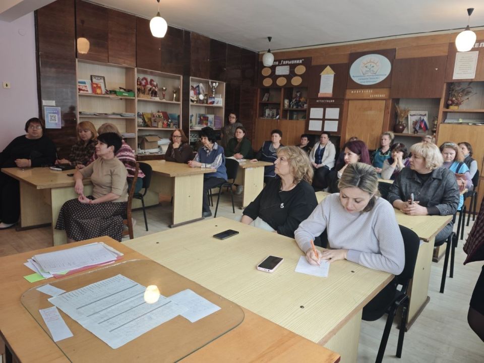 Заместитель главы администрации городского округа Дебальцево Евгений Глебов провел встречу с трудовым коллективом школы №5 города Дебальцево Заместитель главы администрации городского округа Дебальцево Евгений Глебов провел встречу с трудовым коллективом школы №5 города Дебальцево