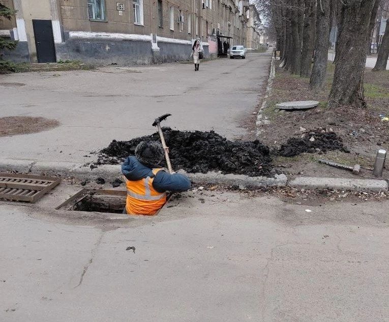 Сегодня, 26 марта, во избежание скопления дождевых вод на проезжей части дороги силами МУП АГМ «Перспектива» проведены работы по очистке колодцев ливневой канализации по ул. Кирова и пер. Смирнихина Сегодня, 26 марта, во избежание скопления дождевых вод на проезжей части дороги силами МУП АГМ «Перспектива» проведены работы по очистке колодцев ливневой канализации по ул. Кирова и пер. Смирнихина