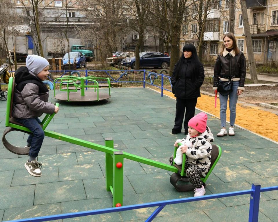 Современное пространство для игр: В Донецке обустроили для малышей новую площадку Современное пространство для игр: В Донецке обустроили для малышей новую площадку