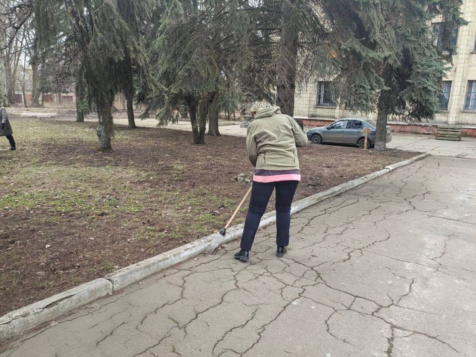 Роман Конев: В Никитовском районе Горловки активно благоустраиваются общественные пространства и наводится санитарный порядок в рамках партийного проекта «Единой России» «Донбасс – наш дом», курируемого Алексеем Муратовым Роман Конев: В Никитовском районе Горловки активно благоустраиваются общественные пространства и наводится санитарный порядок в рамках партийного проекта «Единой России» «Донбасс – наш дом», курируемого Алексеем Муратовым