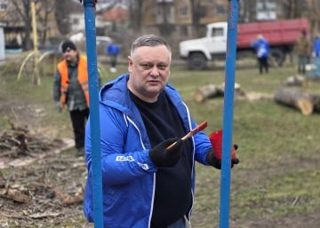 Иван Адамец: В рамках единого санитарного дня «Чистый четверг» и весеннего двухмесячника по благоустройству сотрудники управы Куйбышевского района совместно со специалистами Единого регионального фонда и старшим по дому (в...