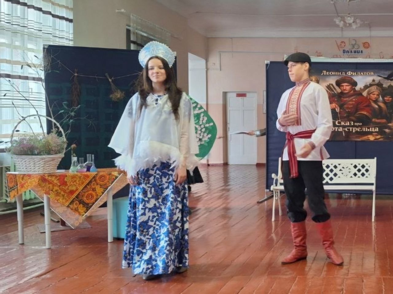 В рамках городского фестиваля школьных театров «Театральная мозаика» и в преддверии Международного дня театра в ГБОУ «Мироновская школа №10 г.о. Дебальцево» прошла премьера спектакля по мотивам сказки Л. Филатова «Про... В рамках городского фестиваля школьных театров «Театральная мозаика» и в преддверии Международного дня театра в ГБОУ «Мироновская школа №10 г.о. Дебальцево» прошла премьера спектакля по мотивам сказки Л. Филатова «Про...