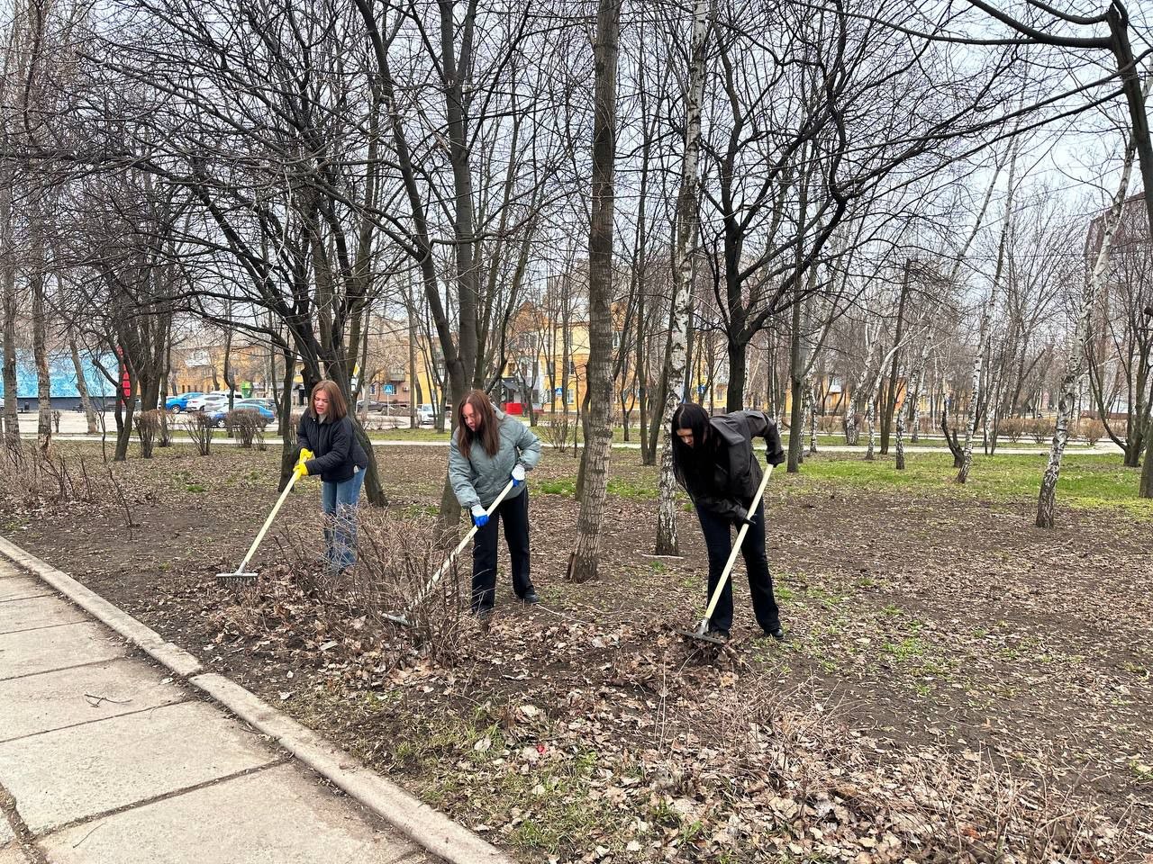 Елена Рязанцева: Сегодня в Пролетарском районе традиционно прошла акция «Чистый четверг» в рамках проекта «Городская среда» партии «Единая Россия». Елена Рязанцева: Сегодня в Пролетарском районе традиционно прошла акция «Чистый четверг» в рамках проекта «Городская среда» партии «Единая Россия».