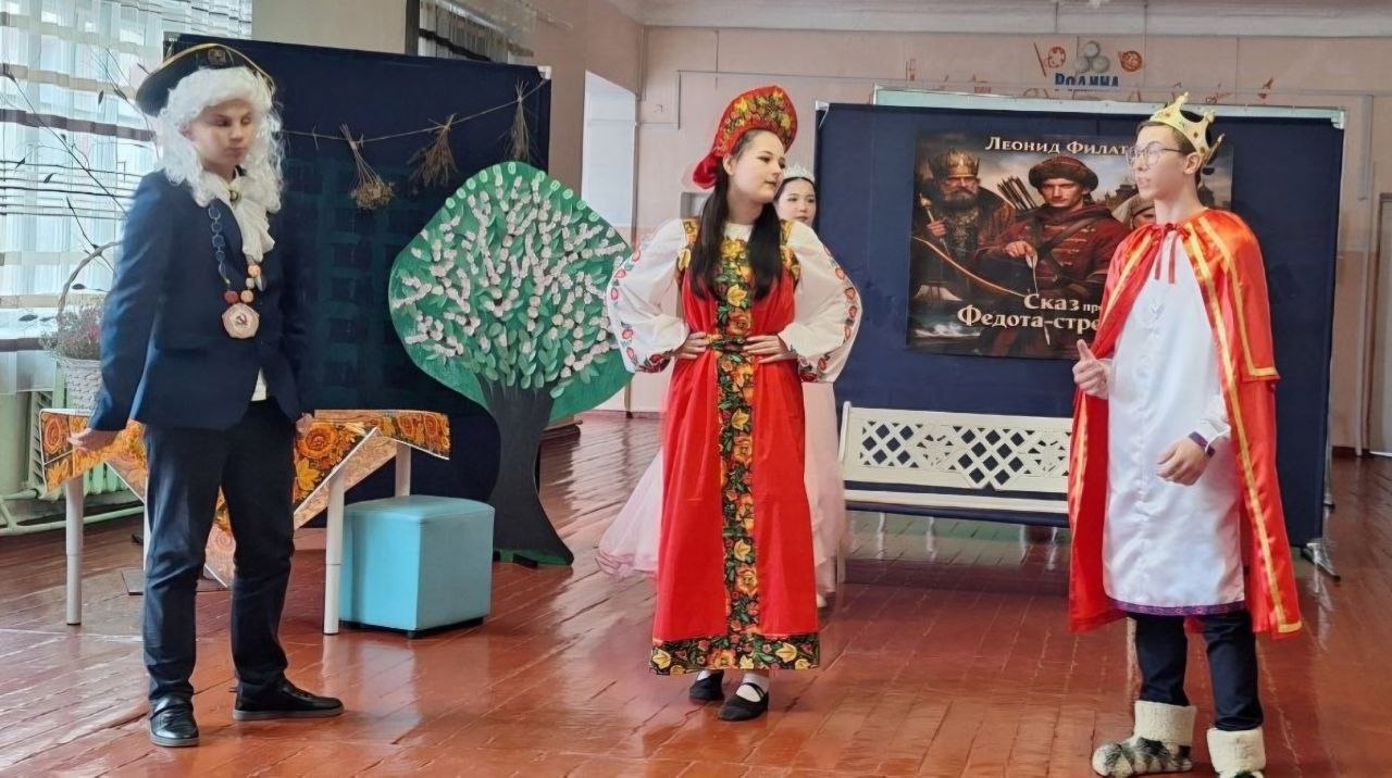 В рамках городского фестиваля школьных театров «Театральная мозаика» и в преддверии Международного дня театра в ГБОУ «Мироновская школа №10 г.о. Дебальцево» прошла премьера спектакля по мотивам сказки Л. Филатова «Про... В рамках городского фестиваля школьных театров «Театральная мозаика» и в преддверии Международного дня театра в ГБОУ «Мироновская школа №10 г.о. Дебальцево» прошла премьера спектакля по мотивам сказки Л. Филатова «Про...