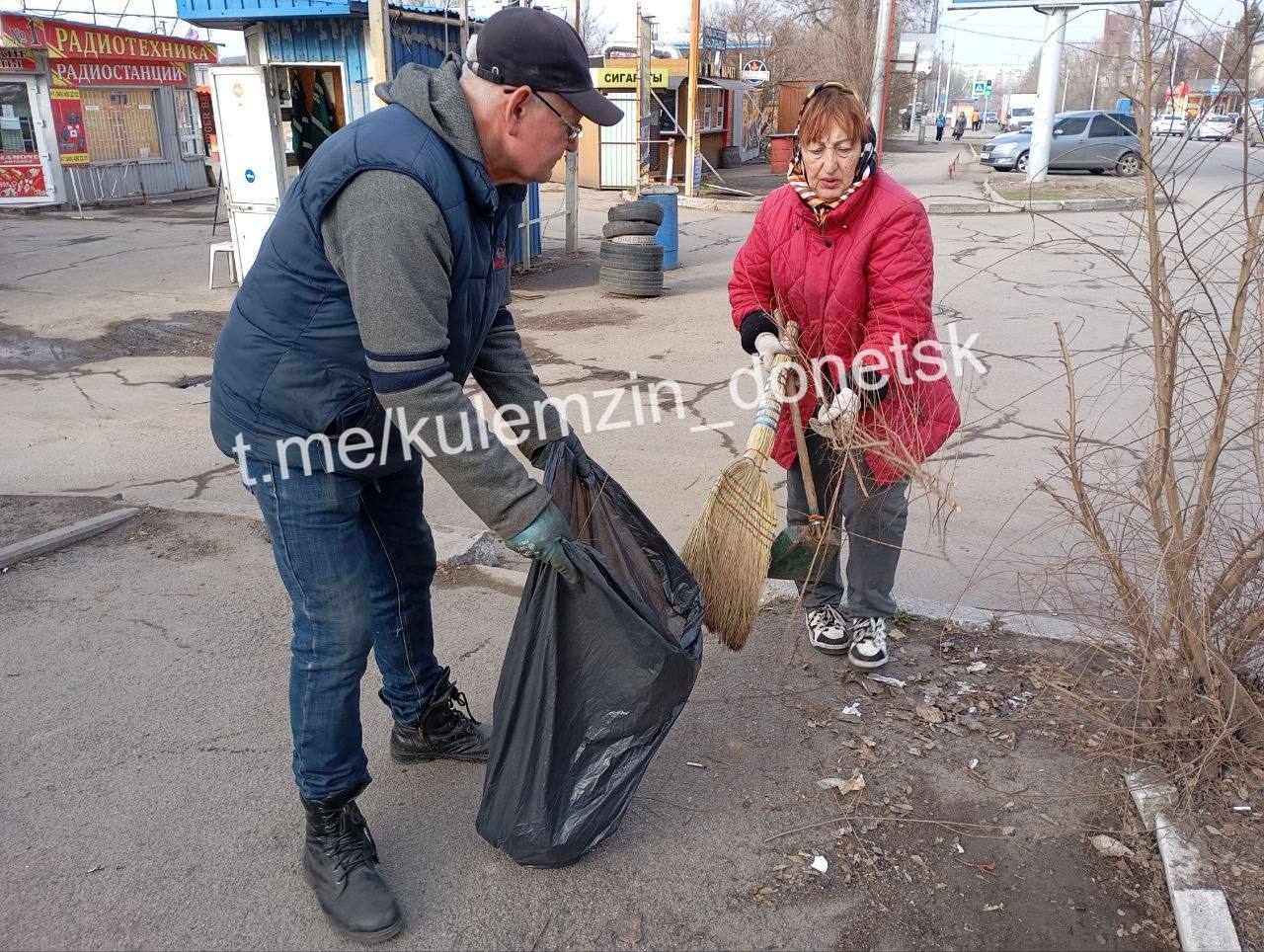 Представители сферы торговли и общественного питания, а также сотрудники ГУП ДНР «Рынки Донбасса» вновь поддержали городскую экологическую инициативу, приняв активное участие в акции «Чистый четверг» Представители сферы торговли и общественного питания, а также сотрудники ГУП ДНР «Рынки Донбасса» вновь поддержали городскую экологическую инициативу, приняв активное участие в акции «Чистый четверг»