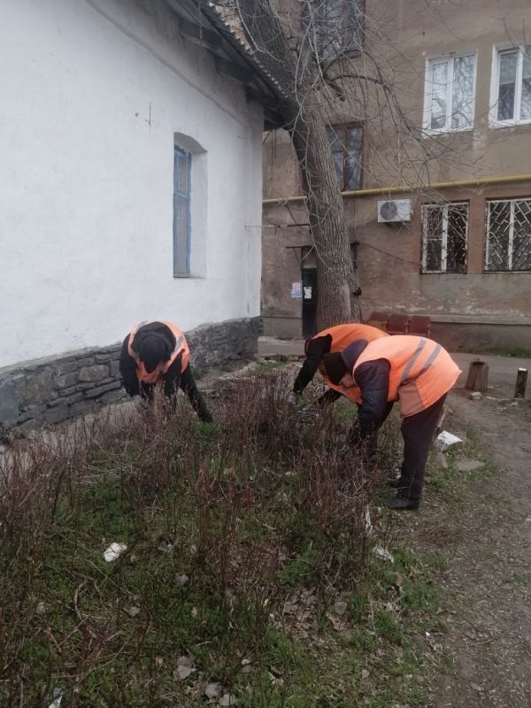 Коммунальщики Снежного продолжают благоустраивать территории общего пользования Коммунальщики Снежного продолжают благоустраивать территории общего пользования