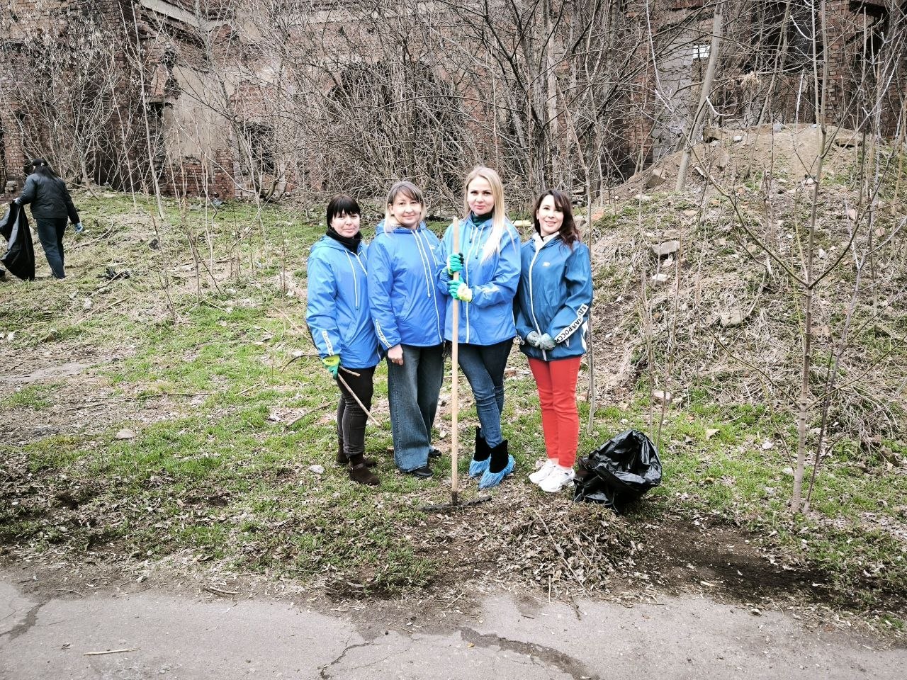 В еженедельной экологической акции «Чистый четверг» приняли активное участие сотрудники Управы Ленинского внутригородского района Администрации городского округа Донецк и активисты партии «Единая Россия» В еженедельной экологической акции «Чистый четверг» приняли активное участие сотрудники Управы Ленинского внутригородского района Администрации городского округа Донецк и активисты партии «Единая Россия»