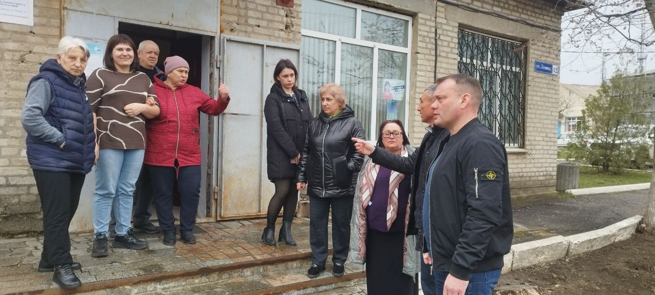 В рамках партийного проекта Единой России "Управдом" курирующий проектом провел встречу с населением в с.Гранитное В рамках партийного проекта Единой России "Управдом" курирующий проектом провел встречу с населением в с.Гранитное