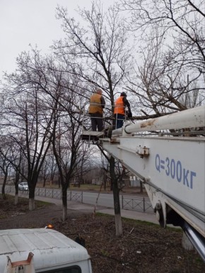 Коммунальщики Снежного продолжают благоустраивать территории общего пользования