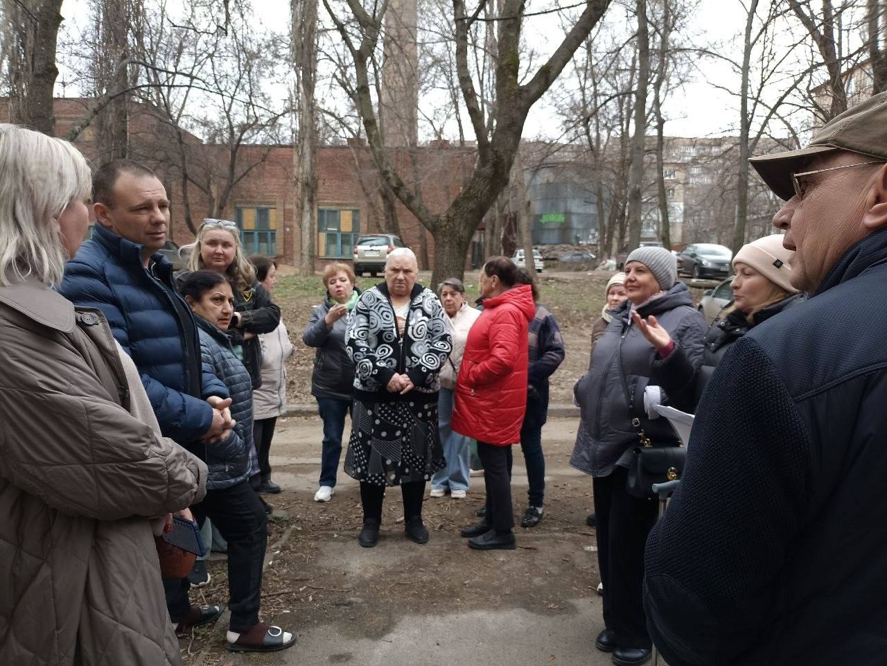 26 марта заместитель руководителя Управы Ворошиловского внутригородского района Администрации городского округа Донецк Денис Григорьев и депутат Донецкого городского совета Лилия Ошурко, встретились с жителями района 26 марта заместитель руководителя Управы Ворошиловского внутригородского района Администрации городского округа Донецк Денис Григорьев и депутат Донецкого городского совета Лилия Ошурко, встретились с жителями района