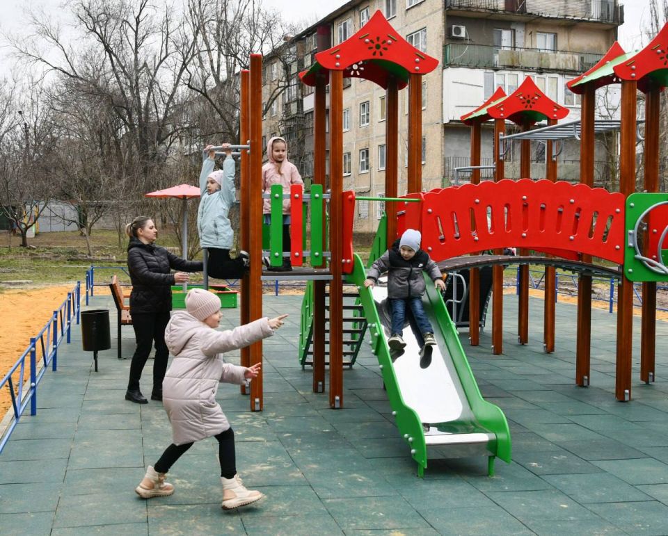 Современное пространство для игр: В Донецке обустроили для малышей новую площадку Современное пространство для игр: В Донецке обустроили для малышей новую площадку