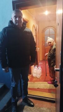 Роман Конев: 26 марта 2026 года депутат Горловского городского совета от «Единой России» Павел Калфакчиян осуществил адресный подвоз воды