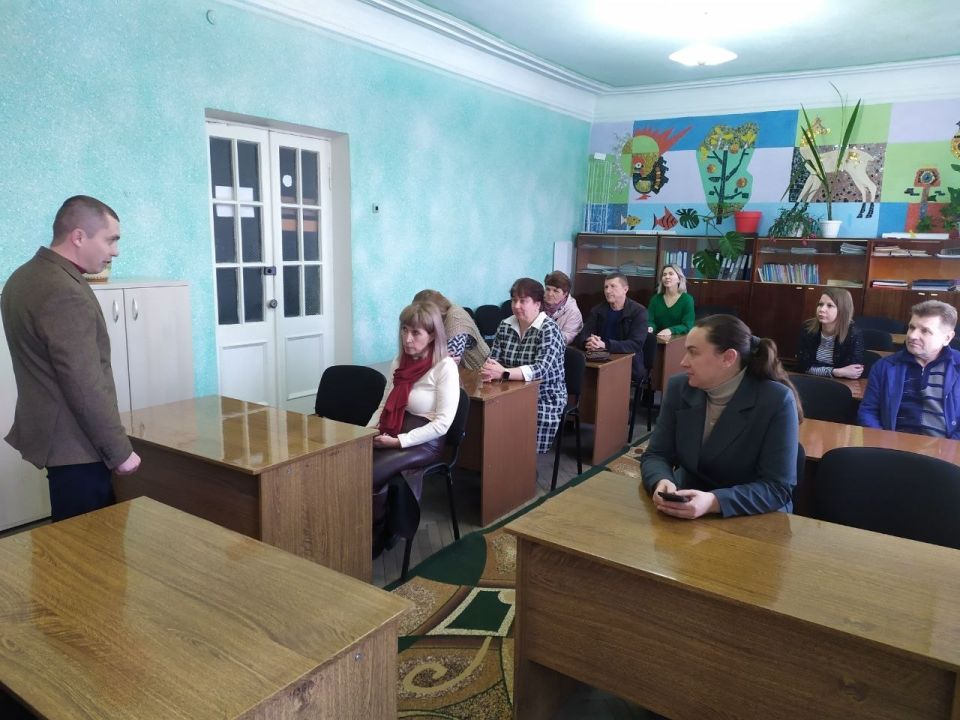 25 марта заместитель главы администрации городского округа Торез Александр Остапенко провел встречу с трудовым коллективом МБОДО "ДДЮТ "Юность" Г. Тореза" 25 марта заместитель главы администрации городского округа Торез Александр Остапенко провел встречу с трудовым коллективом МБОДО "ДДЮТ "Юность" Г. Тореза"