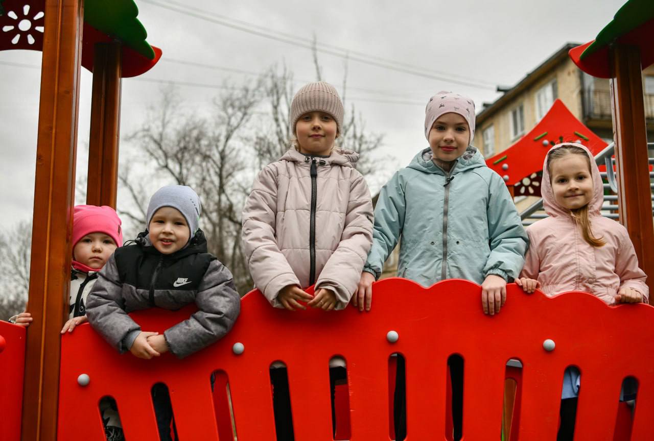 Современное пространство для игр: В Донецке обустроили для малышей новую площадку Современное пространство для игр: В Донецке обустроили для малышей новую площадку
