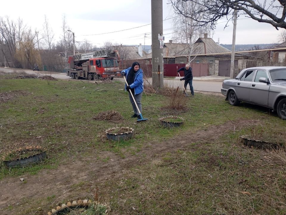 Валентин Левченко: В рамках акции "Чистый четверг" партийного проекта "Городская среда", сотрудники Управы продолжают помогать коммунальным службам и наводить порядок на общественных территориях Валентин Левченко: В рамках акции "Чистый четверг" партийного проекта "Городская среда", сотрудники Управы продолжают помогать коммунальным службам и наводить порядок на общественных территориях