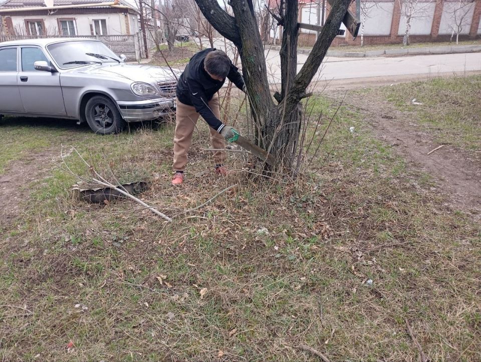 Валентин Левченко: В рамках акции "Чистый четверг" партийного проекта "Городская среда", сотрудники Управы продолжают помогать коммунальным службам и наводить порядок на общественных территориях Валентин Левченко: В рамках акции "Чистый четверг" партийного проекта "Городская среда", сотрудники Управы продолжают помогать коммунальным службам и наводить порядок на общественных территориях