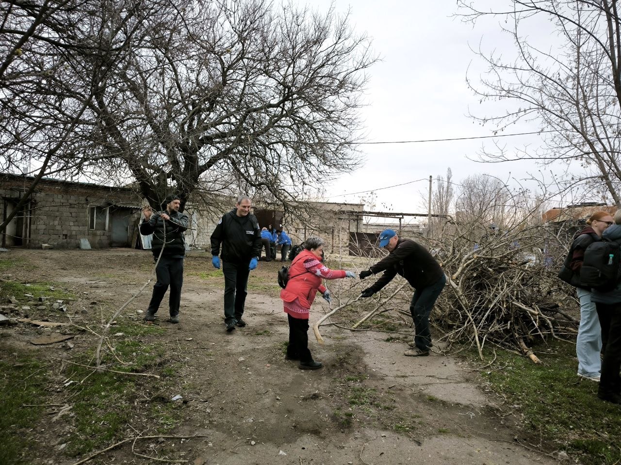 В еженедельной экологической акции «Чистый четверг» приняли активное участие сотрудники Управы Ленинского внутригородского района Администрации городского округа Донецк и активисты партии «Единая Россия» В еженедельной экологической акции «Чистый четверг» приняли активное участие сотрудники Управы Ленинского внутригородского района Администрации городского округа Донецк и активисты партии «Единая Россия»