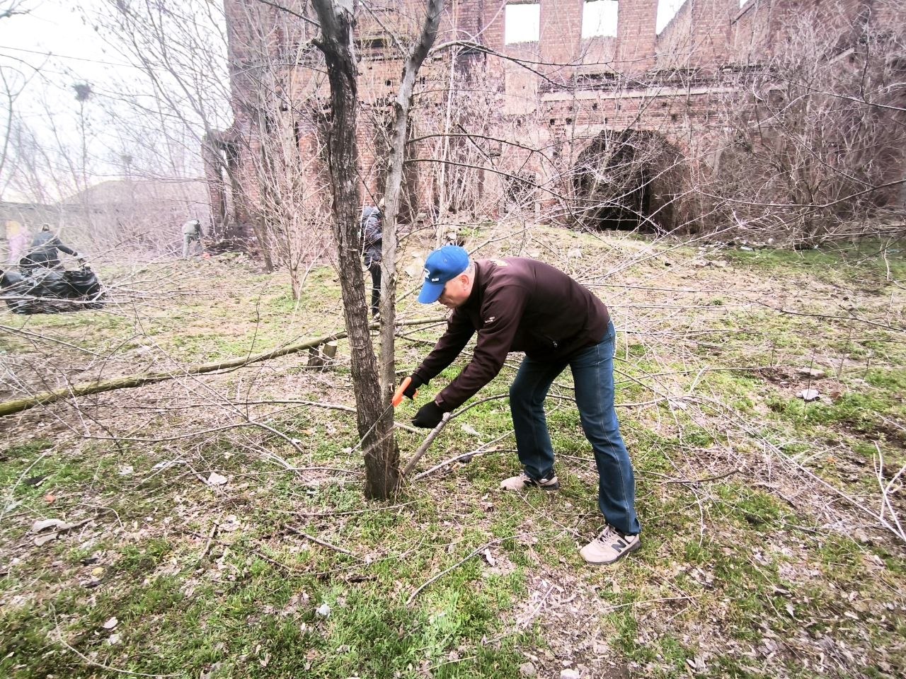 В еженедельной экологической акции «Чистый четверг» приняли активное участие сотрудники Управы Ленинского внутригородского района Администрации городского округа Донецк и активисты партии «Единая Россия» В еженедельной экологической акции «Чистый четверг» приняли активное участие сотрудники Управы Ленинского внутригородского района Администрации городского округа Донецк и активисты партии «Единая Россия»