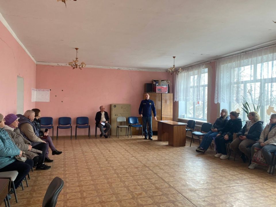 Начальник Андреевского территориального отдела Администрации Тельмановсокго округа совместно с представителем МЧС пгт Тельманово провел встречу с жителями в пгт Андреевка Начальник Андреевского территориального отдела Администрации Тельмановсокго округа совместно с представителем МЧС пгт Тельманово провел встречу с жителями в пгт Андреевка