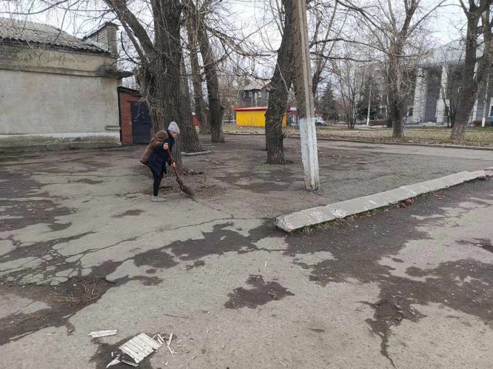 Роман Конев: В Никитовском районе Горловки активно благоустраиваются общественные пространства и наводится санитарный порядок в рамках партийного проекта «Единой России» «Донбасс – наш дом», курируемого Алексеем Муратовым Роман Конев: В Никитовском районе Горловки активно благоустраиваются общественные пространства и наводится санитарный порядок в рамках партийного проекта «Единой России» «Донбасс – наш дом», курируемого Алексеем Муратовым