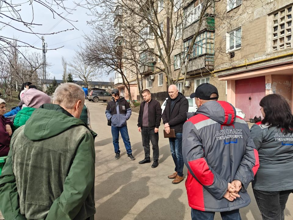 В Снежном обсудили актуальные вопросы ЖКХ и развитие территориального общественного самоуправления В Снежном обсудили актуальные вопросы ЖКХ и развитие территориального общественного самоуправления
