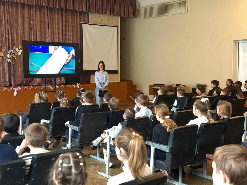 В рамках партийного проекта "Безопасные дороги" главный специалист отдела молодежной политики Администрации городского округа Харцызск Анна Христофорова провела лекцию с обучающимися младшего школьного звена в ГБОУ "СШ №... В рамках партийного проекта "Безопасные дороги" главный специалист отдела молодежной политики Администрации городского округа Харцызск Анна Христофорова провела лекцию с обучающимися младшего школьного звена в ГБОУ "СШ №...