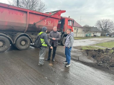 Рабочая поездка в Николаевку: дорожный ремонт и благоустройство — в центре внимания
