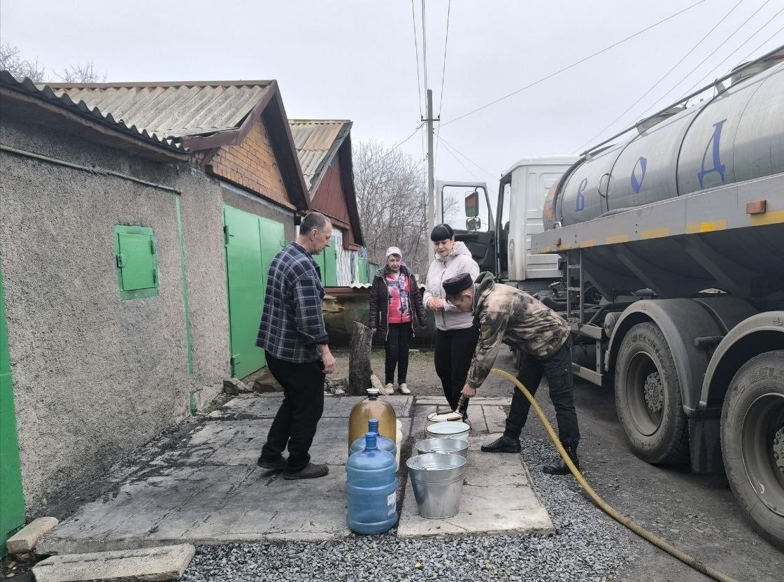 Встреча с населением. По поручению Главы Республики Дениса Пушилина, депутат Торезского городского совета Анна Матраева проконтролировала подвоз воды по улице Днепровской