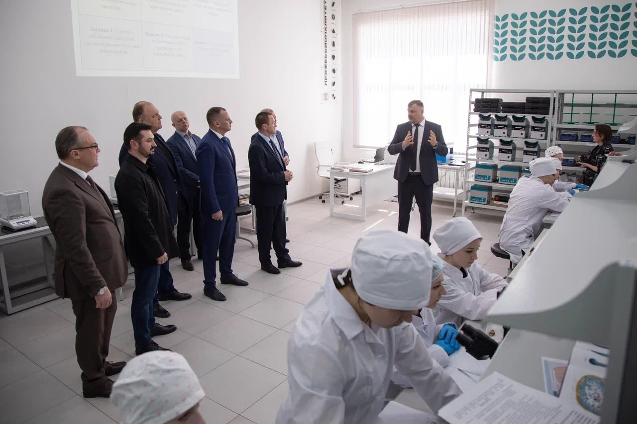 Сергей Прокопенко: Ещё пару слов об Агроэко. Не перестаю удивляться опыту коллег из Воронежа, действительно эталонное предприятие сельхоз отрасли всего региона: 49 свиноводческих площадок, 2 селекционно-генетических центра... Сергей Прокопенко: Ещё пару слов об Агроэко. Не перестаю удивляться опыту коллег из Воронежа, действительно эталонное предприятие сельхоз отрасли всего региона: 49 свиноводческих площадок, 2 селекционно-генетических центра...