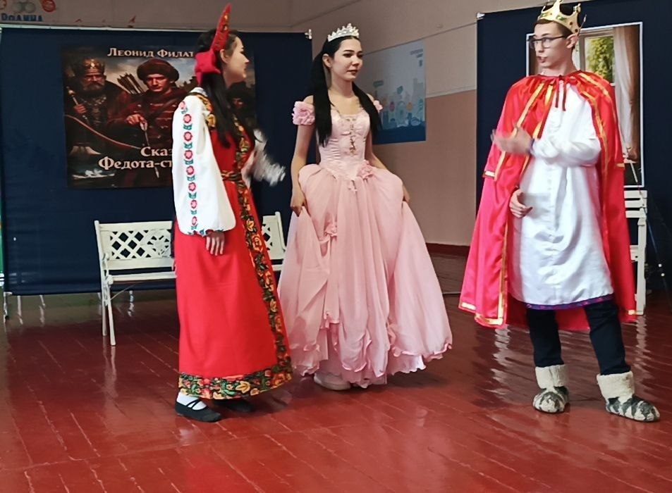 В рамках городского фестиваля школьных театров «Театральная мозаика» и в преддверии Международного дня театра в ГБОУ «Мироновская школа №10 г.о. Дебальцево» прошла премьера спектакля по мотивам сказки Л. Филатова «Про... В рамках городского фестиваля школьных театров «Театральная мозаика» и в преддверии Международного дня театра в ГБОУ «Мироновская школа №10 г.о. Дебальцево» прошла премьера спектакля по мотивам сказки Л. Филатова «Про...