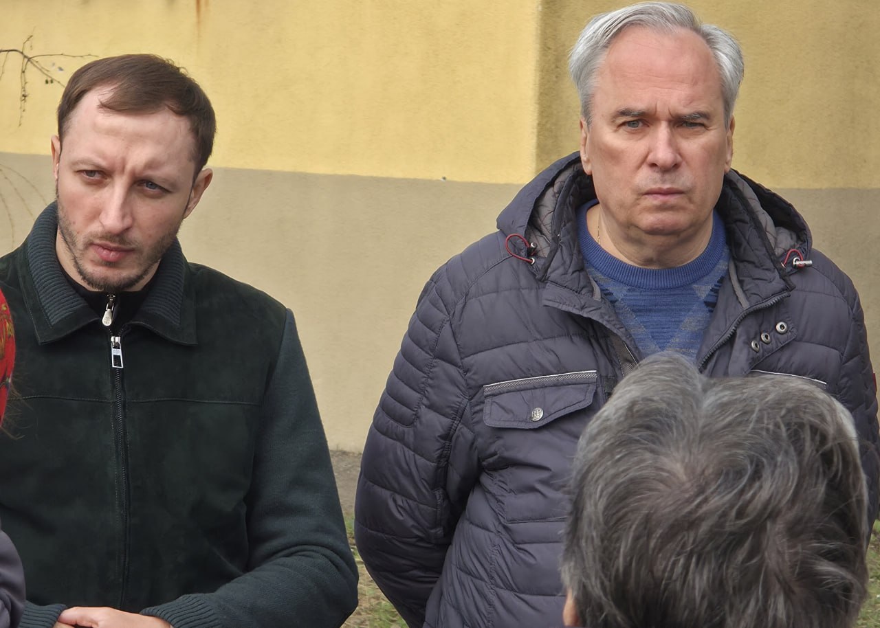 Руководитель управы Куйбышевского района Иван Адамец совместно с депутатами Донецкого городского совета Германом Полуниным, Сергеем Остапенко, Валерием Солодовниковым и представителями коммунальной сферы провел встречу с... Руководитель управы Куйбышевского района Иван Адамец совместно с депутатами Донецкого городского совета Германом Полуниным, Сергеем Остапенко, Валерием Солодовниковым и представителями коммунальной сферы провел встречу с...