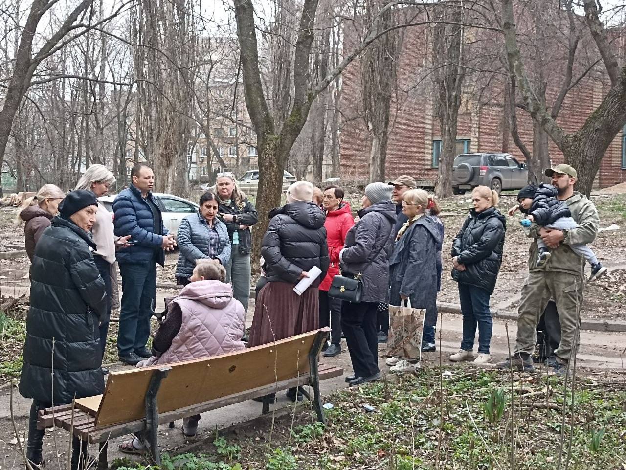 26 марта заместитель руководителя Управы Ворошиловского внутригородского района Администрации городского округа Донецк Денис Григорьев и депутат Донецкого городского совета Лилия Ошурко, встретились с жителями района