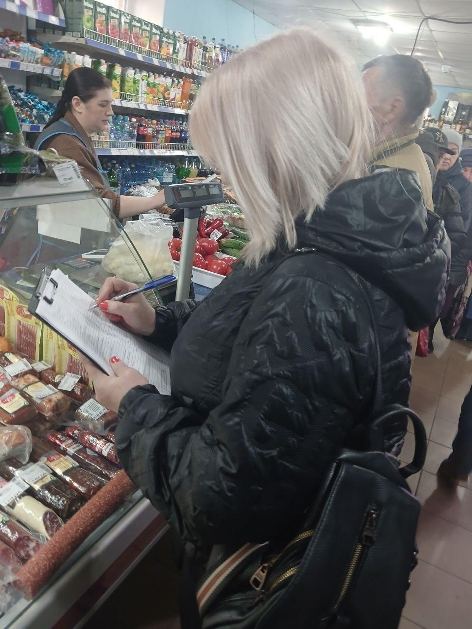 Рейд по объектам торговли. В рамках осуществления партийного проекта «Народный контроль» Единой России, 26 марта был проведен рейд по торговым объектам городского округа Енакиево, в котором приняли участие представители... Рейд по объектам торговли. В рамках осуществления партийного проекта «Народный контроль» Единой России, 26 марта был проведен рейд по торговым объектам городского округа Енакиево, в котором приняли участие представители...