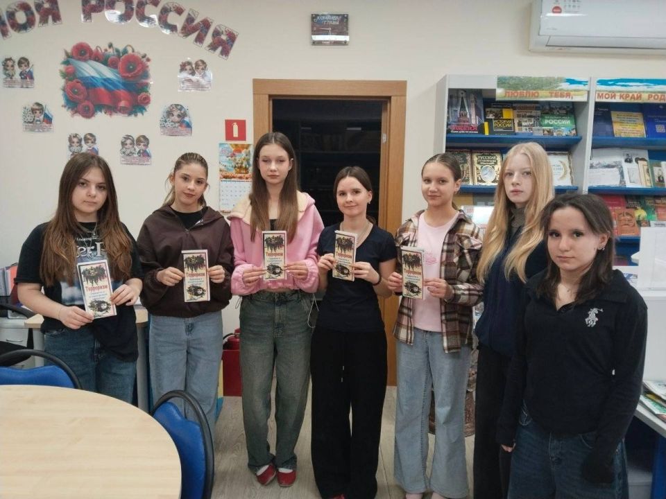 Сквозь призму книг: в Мангушской центральной библиотеке обсудили, как победить зло XXI века Сквозь призму книг: в Мангушской центральной библиотеке обсудили, как победить зло XXI века