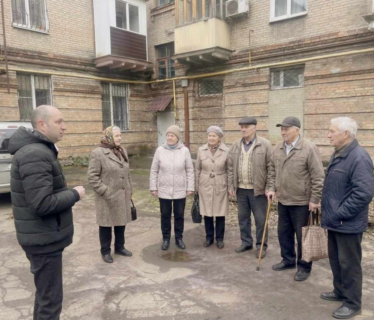 По поручению Главы ДНР Дениса Пушилина 27.03.2026 состоялась встреча с жителями, на которой присутствовал заместитель руководителя Управы Ленинского внутригородского района Анатолий Разумов