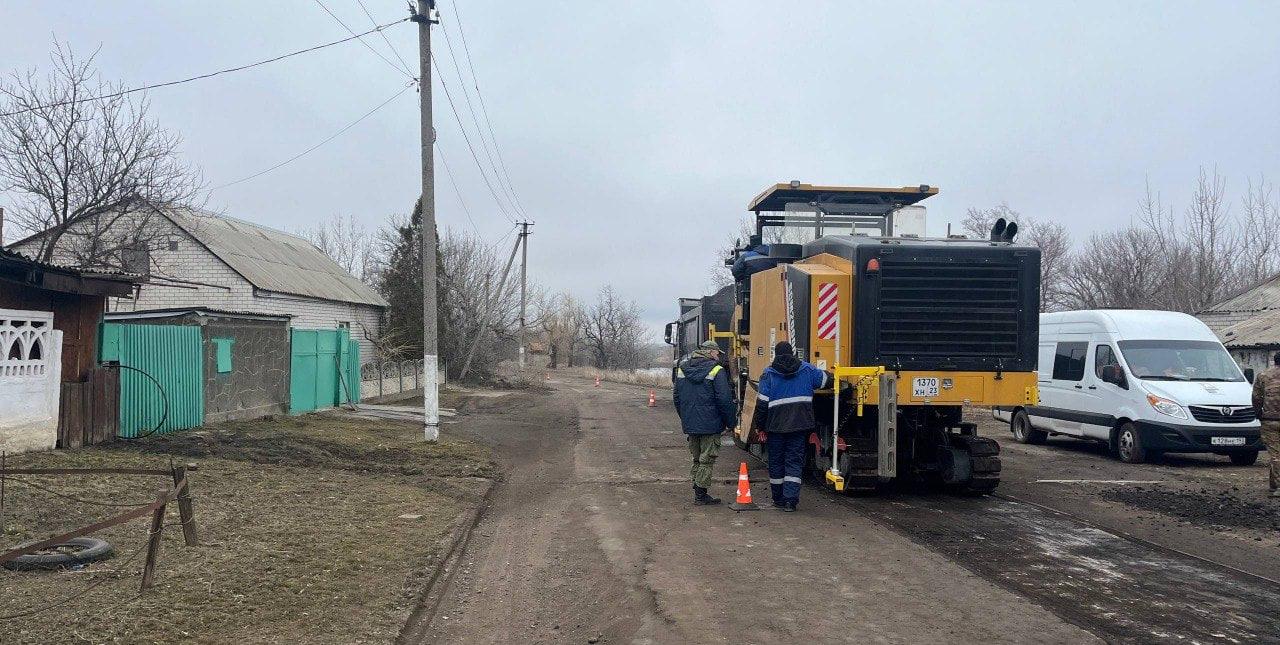 Специалисты Хабаровского края подготовили дорогу к укладке асфальта в селе Новогригоровка городского округа Дебальцево Специалисты Хабаровского края подготовили дорогу к укладке асфальта в селе Новогригоровка городского округа Дебальцево