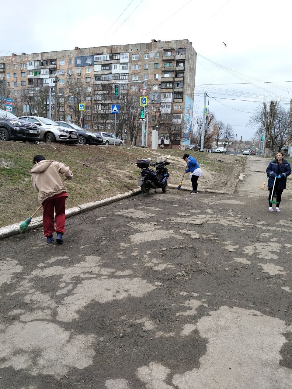 26 марта в ГБУ ДНР" ГСП г. Снежное " состоялся субботник по благоустройству и наведению санитарного порядка на прилегающей территории 26 марта в ГБУ ДНР" ГСП г. Снежное " состоялся субботник по благоустройству и наведению санитарного порядка на прилегающей территории