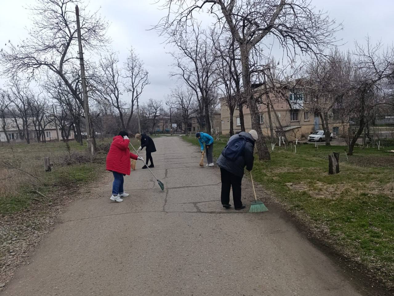 Единороссы провели день с пользой для города Единороссы провели день с пользой для города