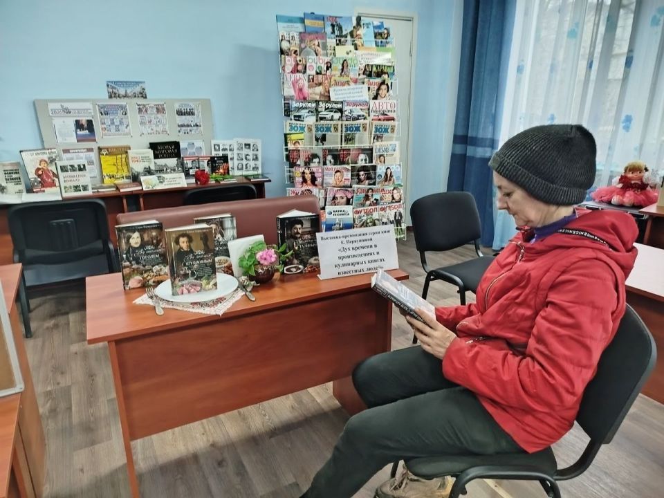 Мироновская поселковая библиотека презентует для своих читателей новую серию книг Е. Первушиной «За столом…» Мироновская поселковая библиотека презентует для своих читателей новую серию книг Е. Первушиной «За столом…»