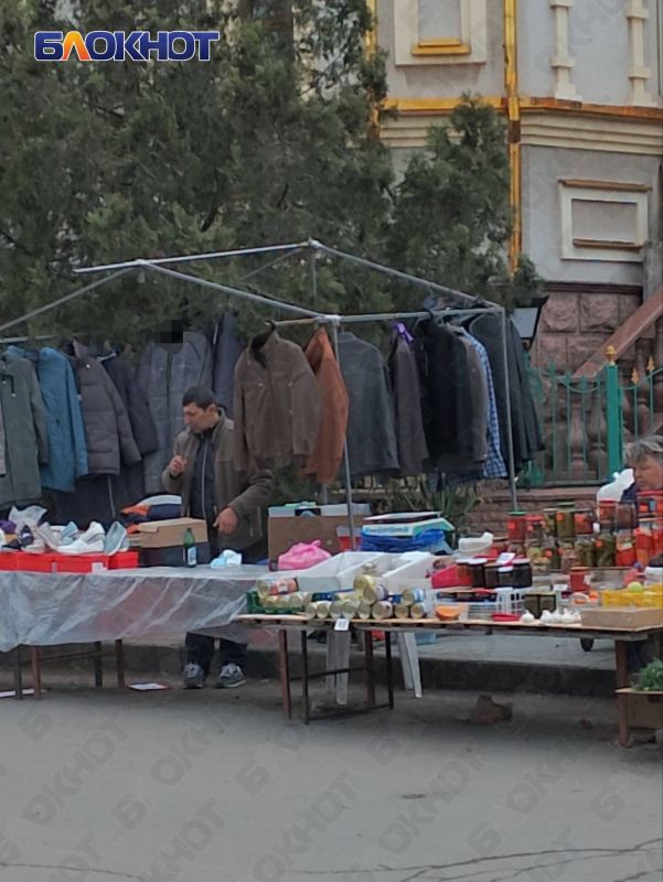 Цыгане нелегально торгуют на стихийном рынке возле «Аквилона», который хотят снести Цыгане нелегально торгуют на стихийном рынке возле «Аквилона», который хотят снести