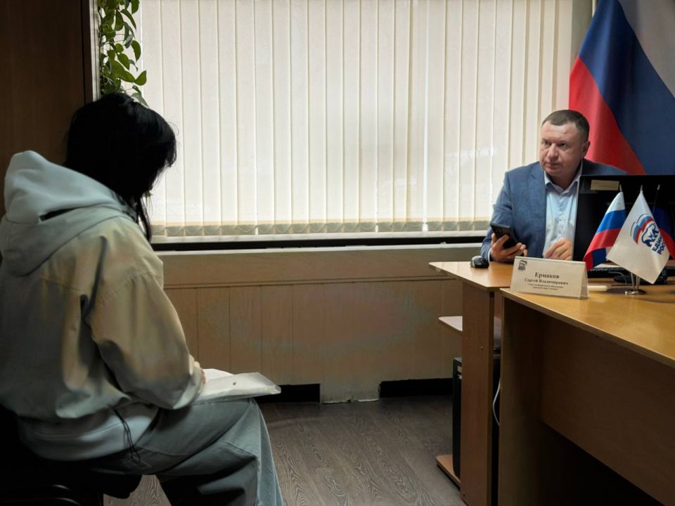 Приём граждан в общественной приёмной партии "Единая Россия" города Снежное Приём граждан в общественной приёмной партии "Единая Россия" города Снежное